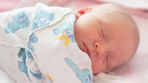 Pientäkin vauvaa voi auttaa löytämään oikean vuorokausirytmin. Kuva: iStock