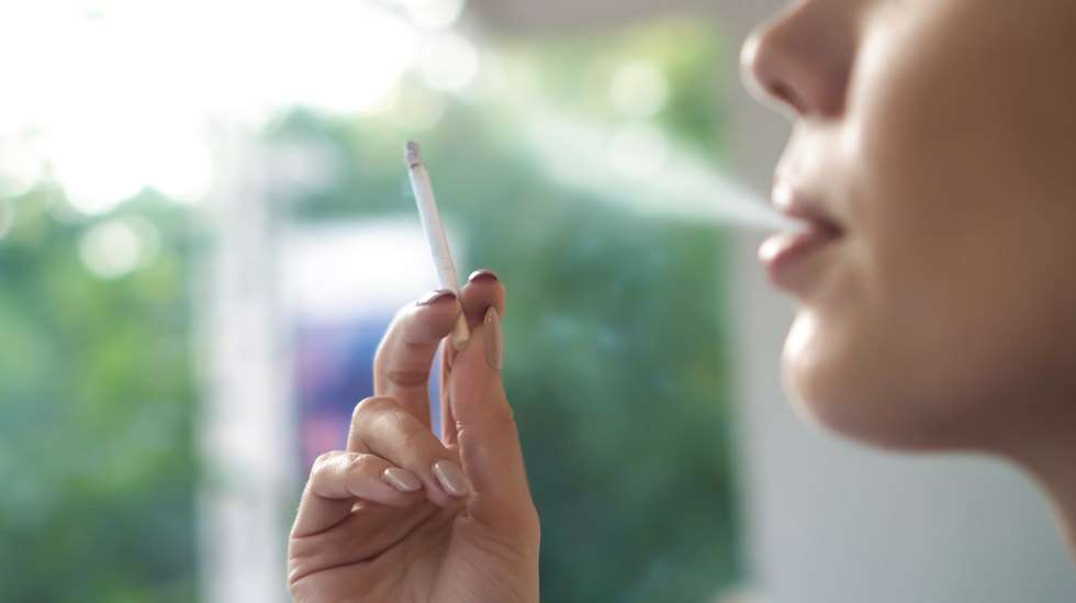 Nikotiini ja muut tupakan haitalliset aineet kulkeutuvat rintamaitoon ja aiheuttavat vauvalle terveyshaittoja. Kuva: iStock