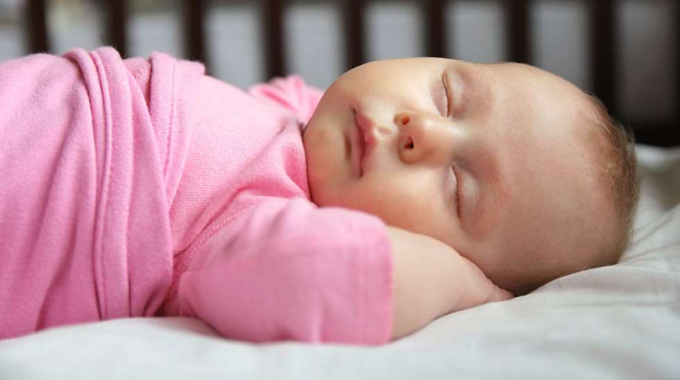 Jos vauva nukkuu levottomasti öisin, kannattaa kiinnittää huomio päiväunien säännöllisyyteen ja siihen, etteivät ne veny liian pitkiksi. Kuva: iStock