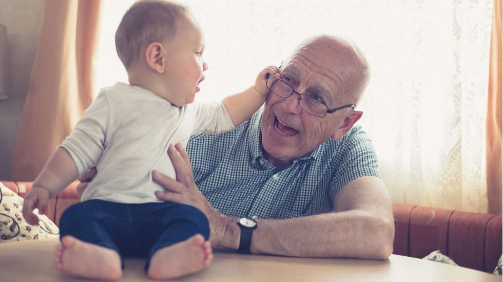 Isovanhempien ja lastenlasten kohtaamista on nyt syytä rajoittaa, jotta riskiryhmään kuuluvat isovanhemmat säästyisivät koronavirustartunnalta. Kuva: iStock