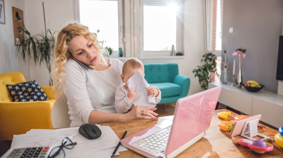 Etätyöskentely lapsien läsnäollessa ei ole helppoa – näilla vinkeillä sujuvoitat arkeasi! Kuva: iStock