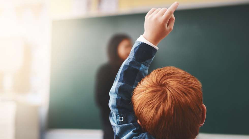 Koulujen ovet avautuvat kaikille opetusta tarvitseville lapsille, mutta mikäli suinkin mahdollista, lapset suositellaan pitämään kotona. Kuva: iStock