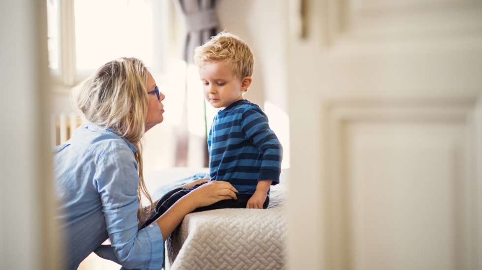 Hallitus kannustaa lasten hoitamiseen kotona, mutta kunnat saattavat silti harkintansa mukaan periä varhaiskasvatusmaksua. Kuva: iStock