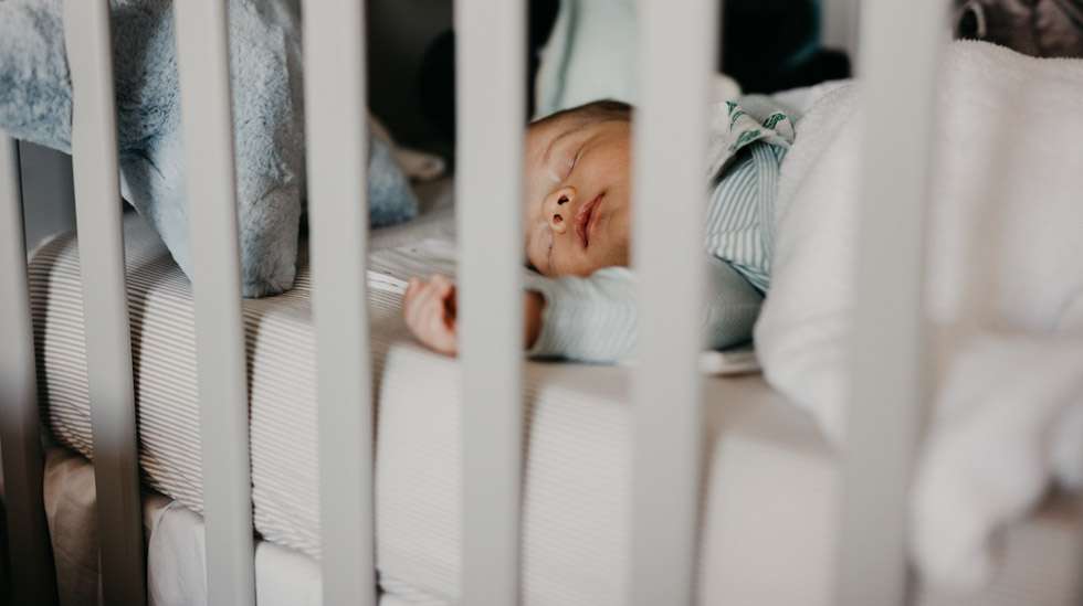 Vauvan itsekseen nukahtamisen taito on usein avain parempiin yöuniin – koko perheelle. Kuva: iStock