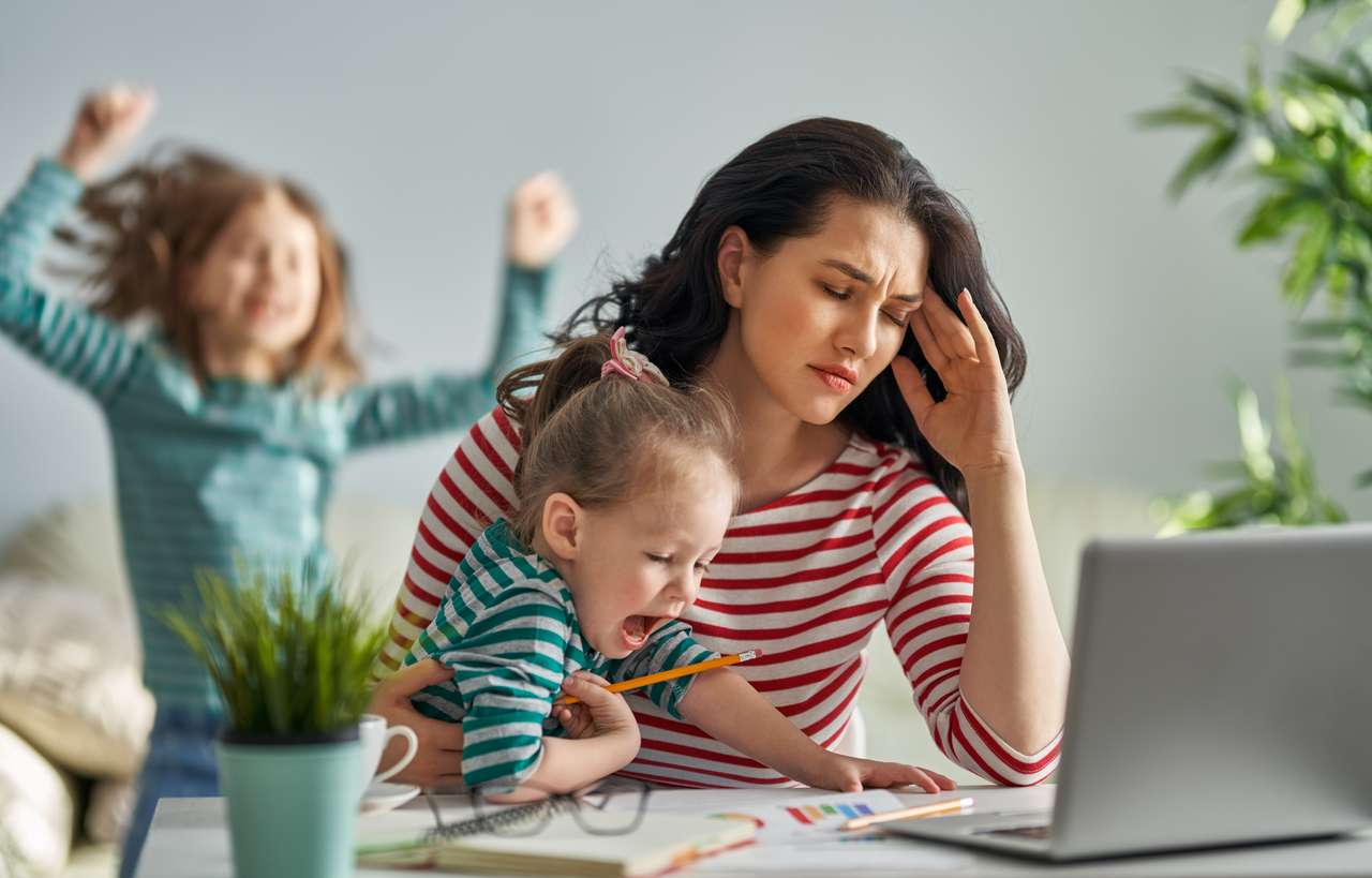 Lapset kotona yötä päivää ja mahdollisesti etätöitä siinä sivussa. Perheellisillä ei ole ylimääräistä aikaa. Kuva: iStock