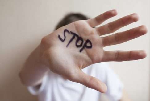 Jos koet väkivaltaa tai sen uhkaa, älä jää odottamaan tilanteen pahenemista. Kuva: iStock