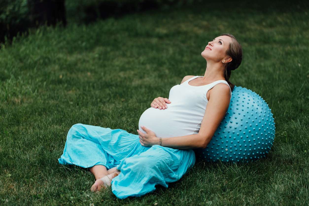 Peloton synnytys -työkaluja, kuten äänetöntä hengitystä ja kehonosien rentouttamista kannattaa harjoitella jo odotusaikana. Kuva: iStock