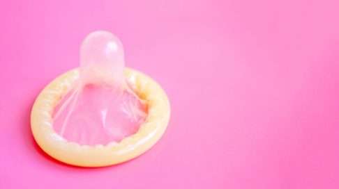 Kondomien saatavuudessa ei Suomessa ole ongelmia, ja myynti on karanteenirajoituksista huolimatta hienoisessa nousussa. Kuva: iStock