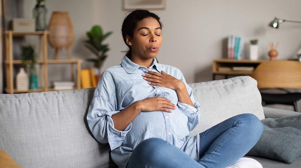 Peloton synnytys -työkalupakin neuvoja, kuten äänetöntä hengitystä ja kehonosien rentouttamista kannattaa harjoitella jo odotusaikana. (Kuva: iStock)