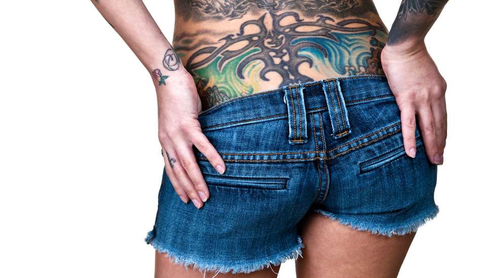 Suuret ja peittävät alaselän tatuoinnit saattavat olla ongelmallisia epiduraali- ja spinaalipuudutusten kannalta. Kuva: iStock