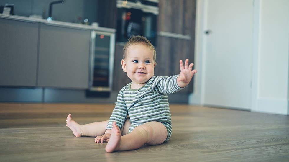 Tiesitkö, että vilkuttaminen on viittomista? Olet jo mahdollisesti opettanut lapsellesi yhden tukiviittoman! Kuva: iStock