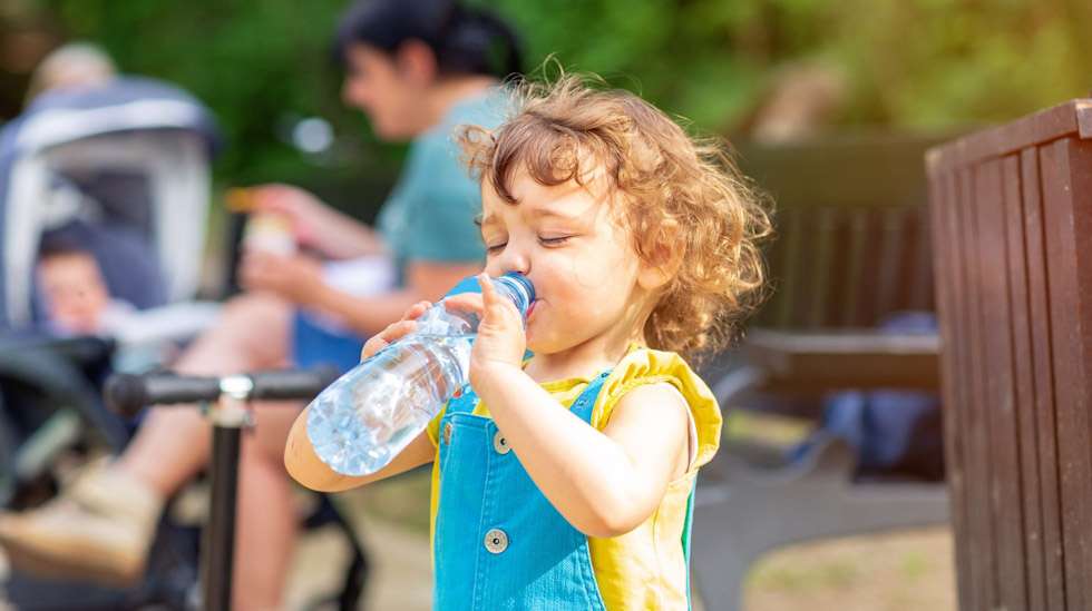 Kymmenkiloinen lapsi tarvitsee litran nestettä vuorokaudessa, helteellä jopa enemmän. Kuva: iStock