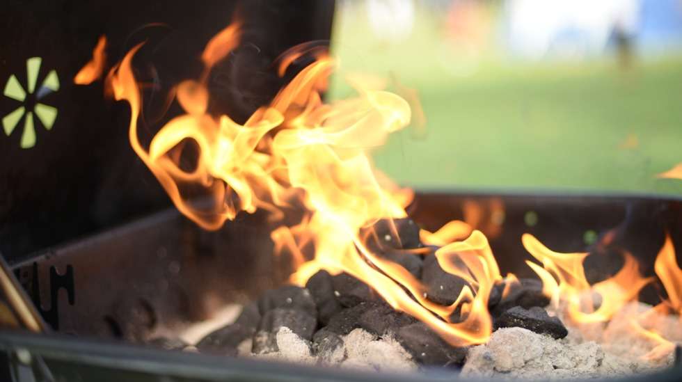 Grillin sytyttämiseen käytetty neste vie joka vuosi suomalaisia sairaalaan. Hengitysteihin päätyessään se voi aiheuttaa kemiallisen keuhkokuumeen ja jopa kuoleman. Kuva: iStock