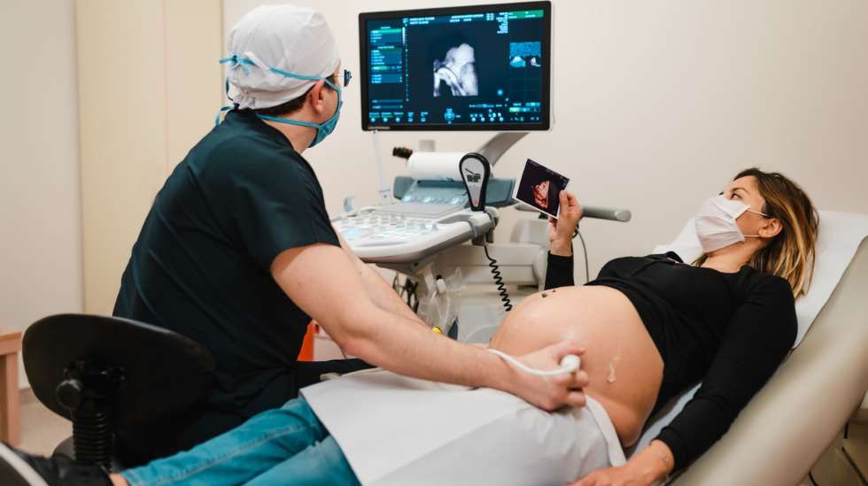 Kaksi kolmasosaa raskauden aikaisista koronainfektioista on ruotsalaistutkimuksen mukaan oireettomia, eikä oireeton infektio vaikuta synnytyksen kulkuun tai vastasyntyneen hyvinvointiin mitenkään poikkeavasti. Kuva: iStock
