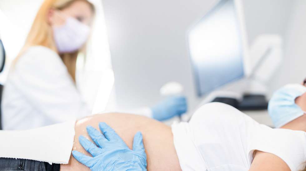Odottavan äidin koronavirustartunta voi siirtyä syntymättömälle lapselle. Kuva: iStock