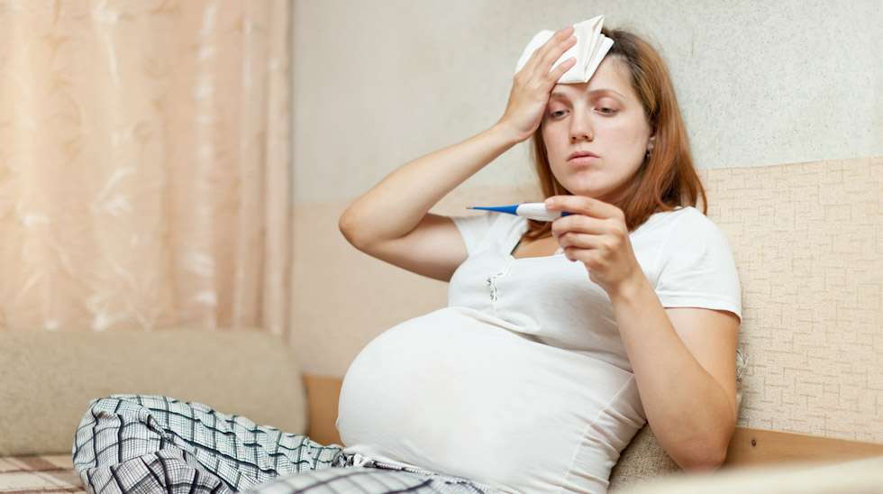 Influenssa voi aiheuttaa vakavia seurauksia niin odottavalle äidille kuin sikiöllekin. Kuva: iStock