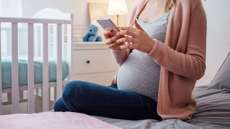 Mikäli lapsivettä tihkuu toistuvasti, on syytä hakeutua synnytyssairaalaan selvittämään tilanne. Kuva: iStock