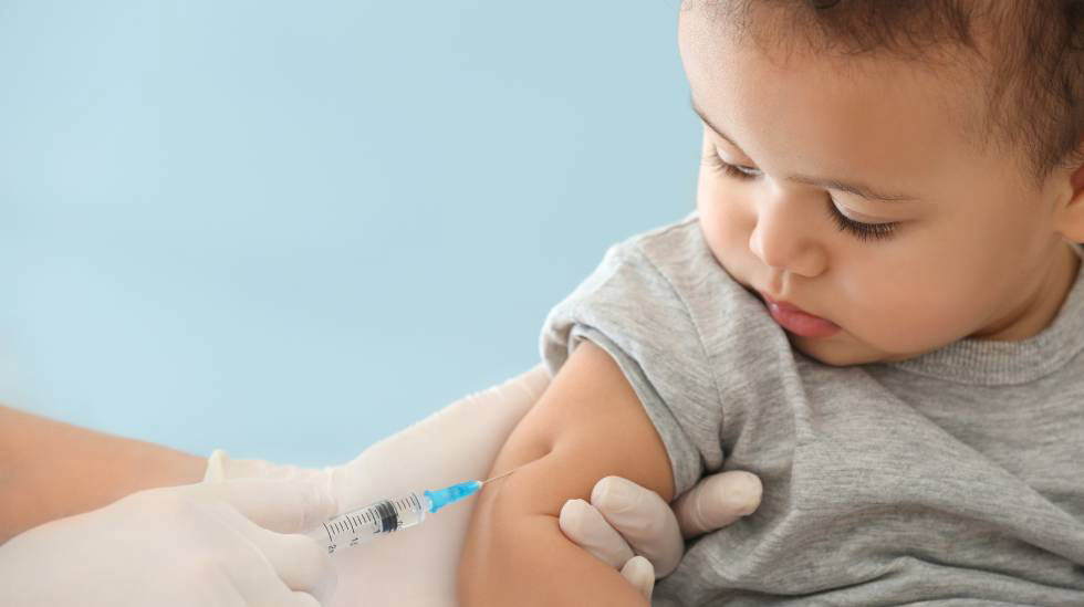 Rokottamalla lapsi suojataan paitsi influenssalta, myös sen jälkitaudeilta ja niiden mahdollisesti vaatimalta antibioottikuurilta. (Kuva: Canva)