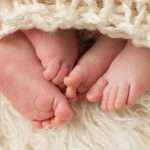 feet-of-newborn-baby-twins-picture-id478852157