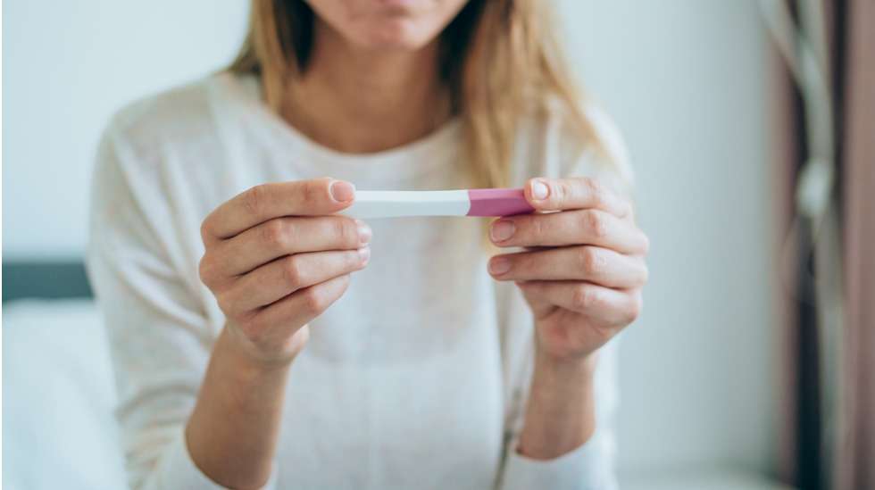 On mahdollista, että raskaustesti reagoi ovulaation aikana erittyvään luteinisoivaan hormoniin. Oikeaan aikaan kiertoa tehtyyn raskaustestiin ovulaatio ei vaikuta. Kuva: iStock