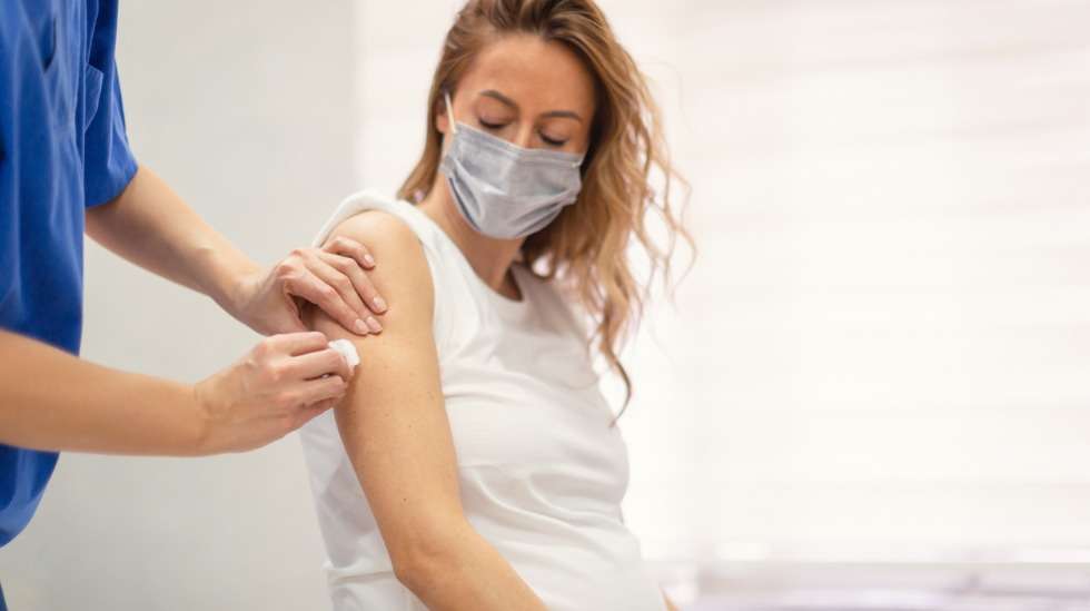 Raskaana olevien katsotaan kuuluvan riskiryhmään koronaviruksen suhteen, ja THL suosittelee rokotuksen ottamista kaikille odottajille. Kuva: iStock