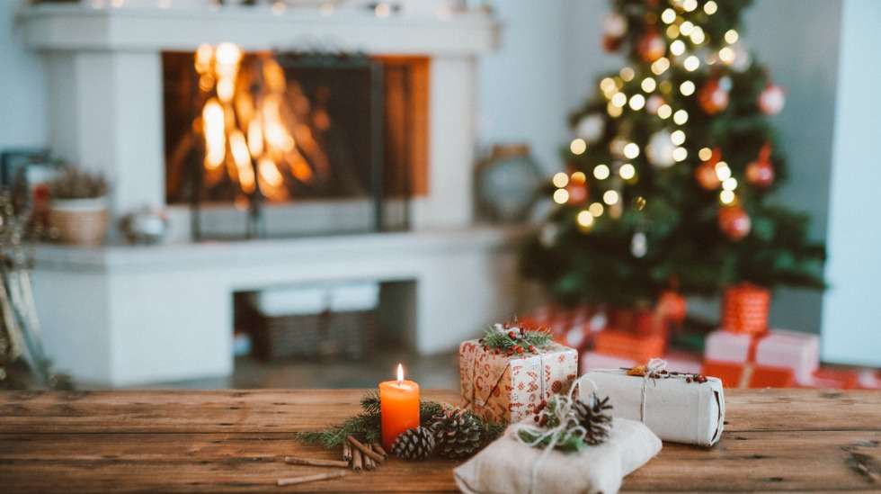Lahjat ja joulukuusi kuuluvat useimpien suomalaisten joulunviettoon. Kuva: iStock