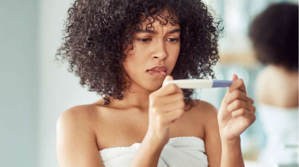 Jos kuukautiset jäävät tulematta, mutta raskaustesti näyttää negatiivista, kannattaa omaa oloa tutkia huolellisesti. Kuva: iStock