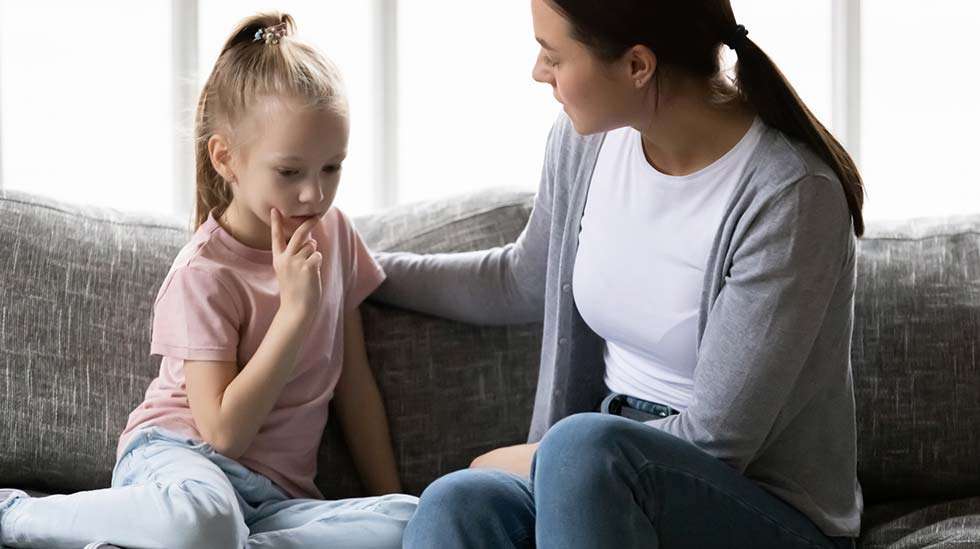 Olennaisinta on antaa lapselle tilaa ja aikaa kertoa kuulemastaan ja huolistaan omin sanoin. (Kuva: iStock)