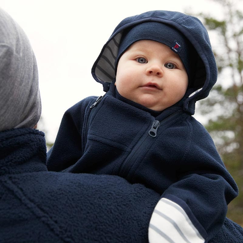 Lapsen vaatetuksessa on hyvä muistaa, että mitä nuorempi lapsi, sitä lämpimämmin hänet yleensä pitää pukea.