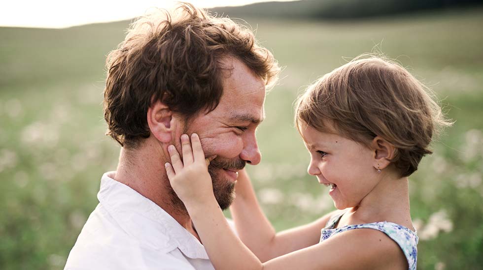 Tutkimukseen osallistuneet isät puhuivat enemmän tunteistaan tyttö- kuin poikalapsilleen. (Kuva: iStock)