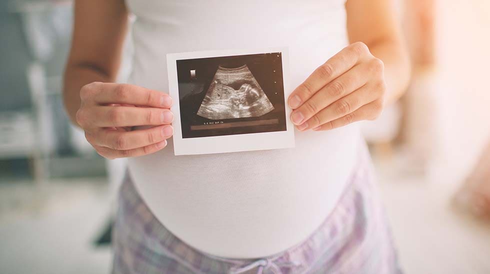 TIedät millä raskausviikolla olet, ja tiedät että vatsasi on jo pyöristynyt ...mutta kuinka iso on sisälläsi kasvava pieni ihminen? Kuva: iStock