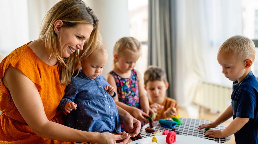  Varhaiset ystävyyssuhteet tarjoavat lapselle vahvoja positiivisia tunne-elämyksiä. Kuva: iStock