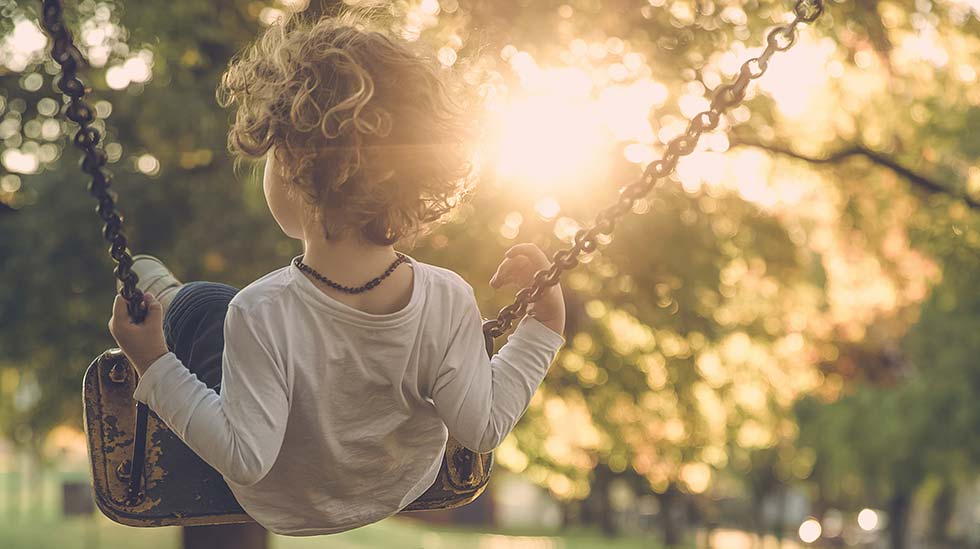 Peter ei saanut seurata Jonas-poikansa kasvua, mutta lopulta isä ja poika tapasivat Jonaksen 18-vuotispäivän kynnyksellä. Kuvituskuva: Johnny Cohen/Unsplash