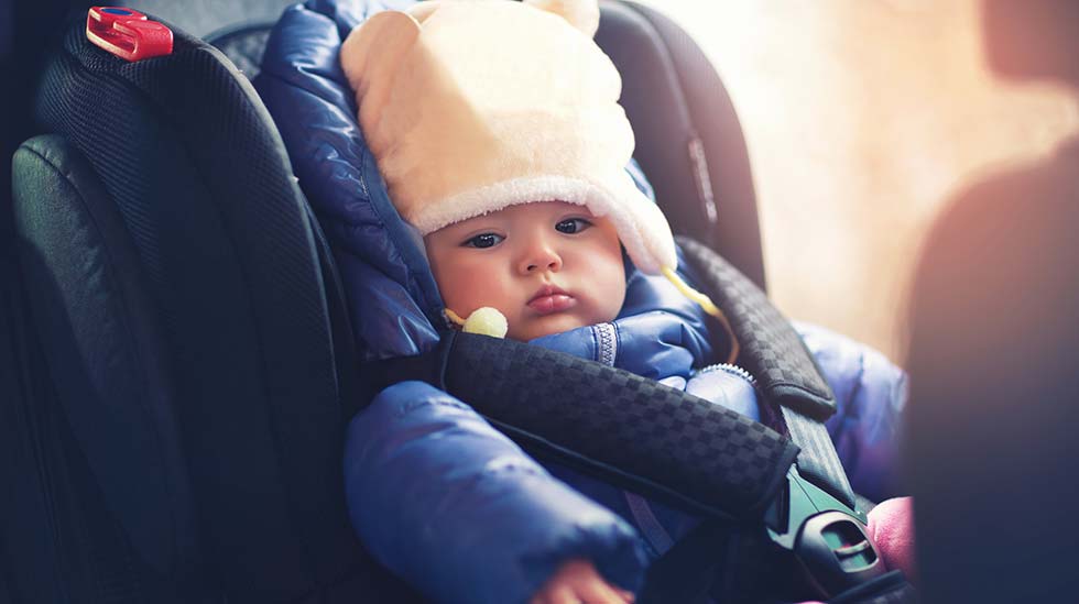 Vauva ei välttämättä pysy turvaistuimessa kolarin sattuessa, jos hänellä on paksut toppavaatteet vöiden alla. (Kuva: iStock)