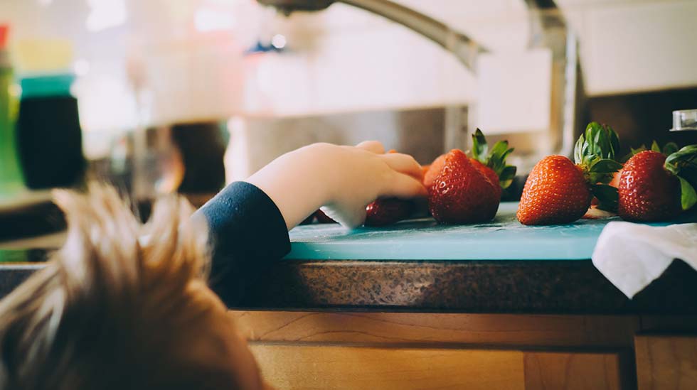 Ruokailutottumukset opetellaan jo lapsena, joten vanhemmilla on suuri vastuu siinä, mitä he kantavat ruokakaupasta kotiin. (Kuva: Kelly Sikkema/Unsplash)