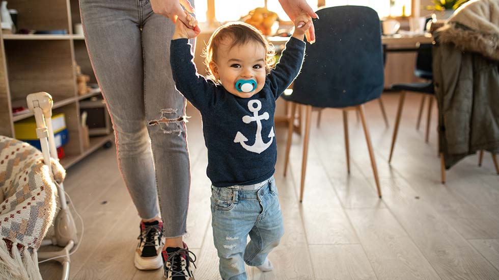 Lapsi reagoi vieraan hoitoon jäämiseen eri tavoin, persoonansa, ikänsä ja kehitystasonsa mukaan. (Kuva: iStock)