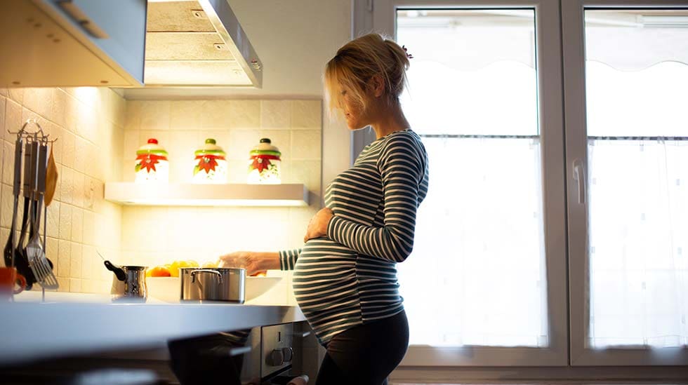 Äidin terveys ja elintavat raskausaikana ovat tärkeitä lapsen hermostollisen kehityksen säätelijöitä. (Kuva: iStock)