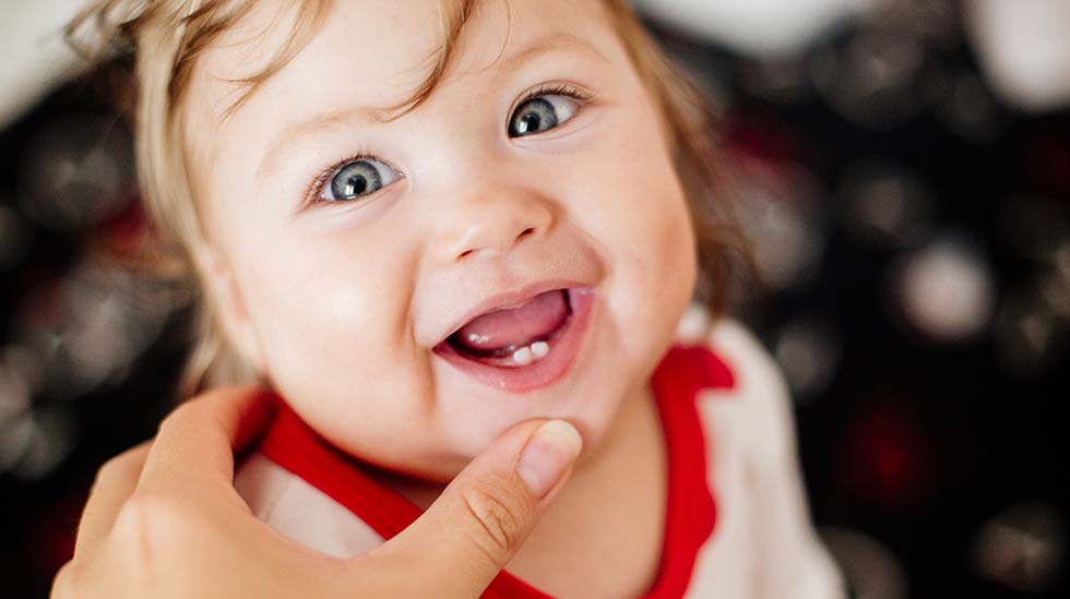 Mitä enemmän vanhemman suusta löytyy bakteereja, sitä todennäköisemmin ne kulkeutuvat myös jälkikasvun suuhun. (Kuva: iStock)