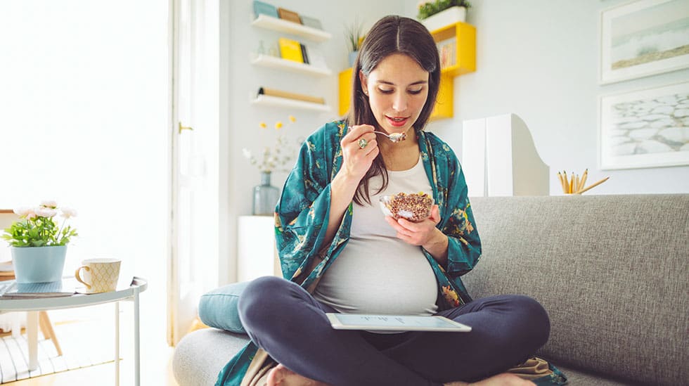 Raudanpuute odottavilla äideillä on yleistä, eikä sitä ei kannata jättää hoitamatta. (Kuva: iStock)