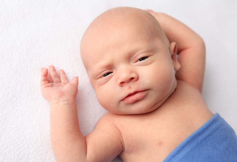 Vauva voi syntyä hiuksettomana ja pysyä kaljuna jopa koko ensimmäisen elinvuotensa – ja joskus pidempäänkin. (Kuva: iStock)