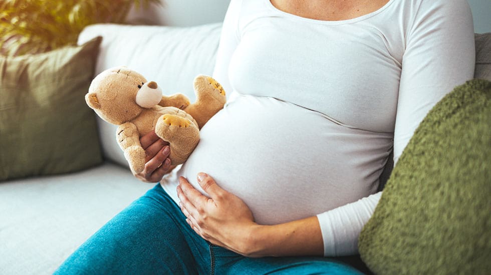 Kun hoidot ovat onnistuneet ja raskaus todettu, itsellisen äidin matka on vasta alussa. (Kuva: iStock)