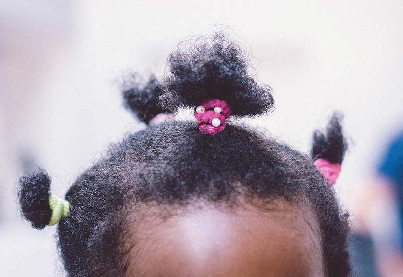 Etninen alkuperä vaikuttaa siihen, millaisen hiuspehkon lapsi saa. (Kuva: Nina Strehl/Unsplash)