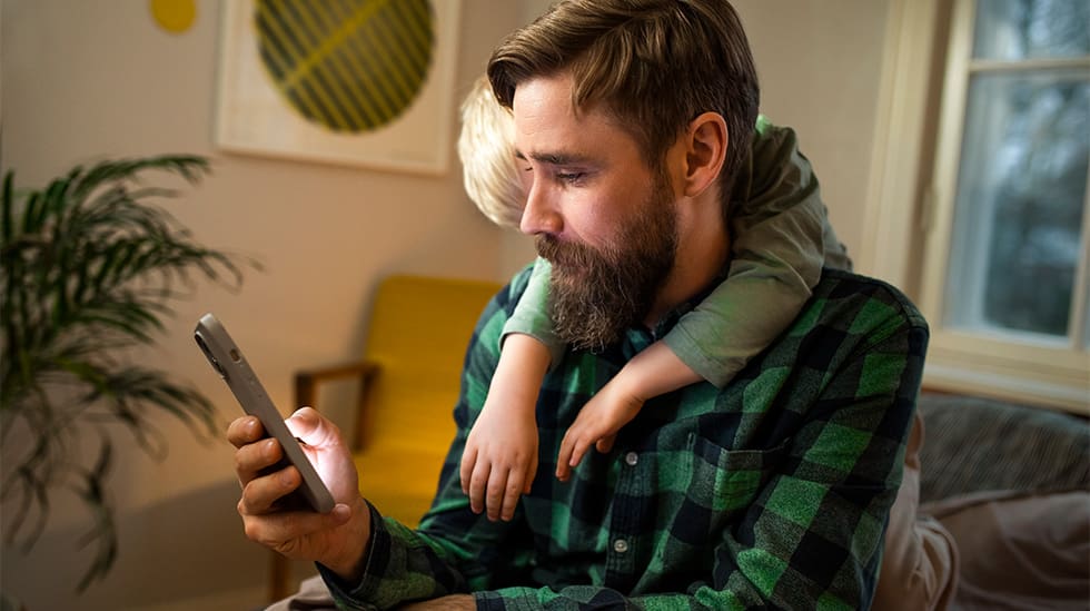 Keskustelu ammattilaisen kanssa helpottaa huolikuormaa ja tuo lisää varmuutta vanhemmuuteen. (Kuva: Mehiläinen)