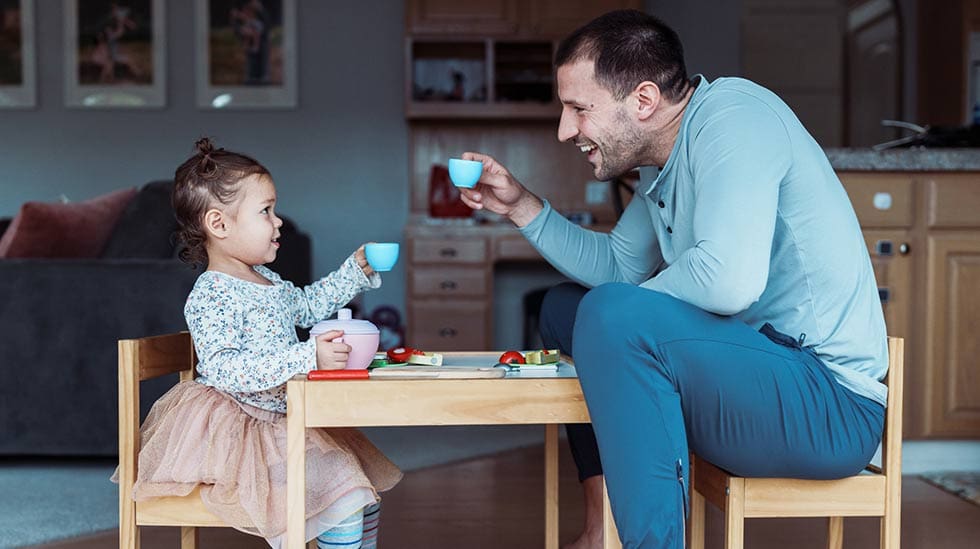 Bonuslasten kanssa voi olla vaikka kuinka ihanaa, mutta oman lapsen kaipuu saattaa silti pitää otteessaan. (Kuva: iStock)