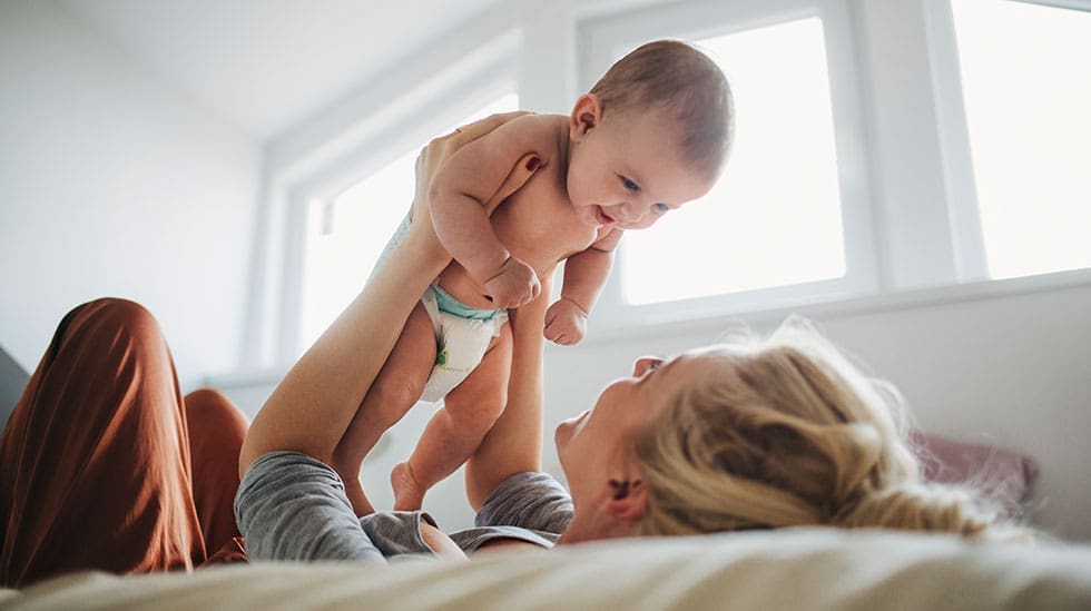 Mukava ja oikean kokoinen vaippa vaikuttaa olennaisesti paitsi vaipanvaihdon sujuvuuteen myös vauvan mielialaan. (Kuva: Stocksy)