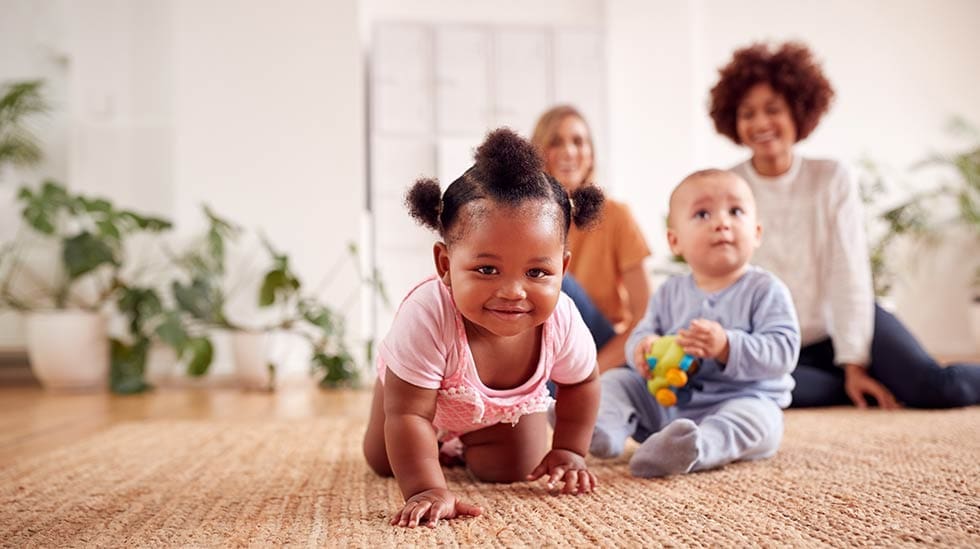 Vanhempien sosiaaliset verkostot vaikuttavat myös lasten kaverisuhteisiin. (Kuva: iStock)