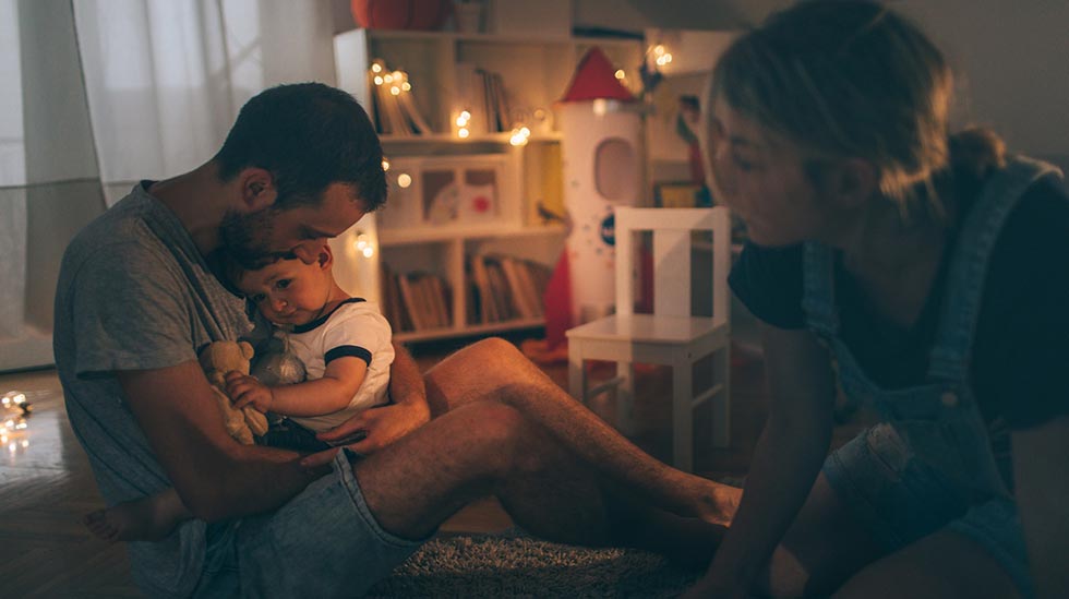 Jos vain suinkin mahdollista, eroavien vanhempien kannattaa kertoa asiasta lapselle yhdessä. (Kuvituskuva: iStock)