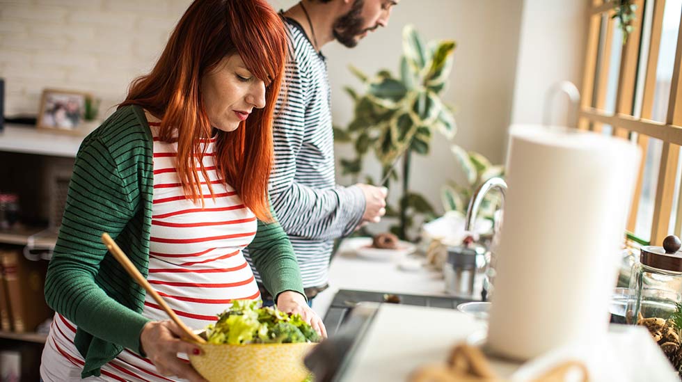 Jopa vegaaniruokavalio voi olla turvallinen raskausaikana, kunhan se suunnitellaan huolellisesti ja varmistetaan vitamiinilisillä sellaisten vitamiinien saanti, joita kasviksista yksin ei ole mahdollista saada. (Kuva: iStock)