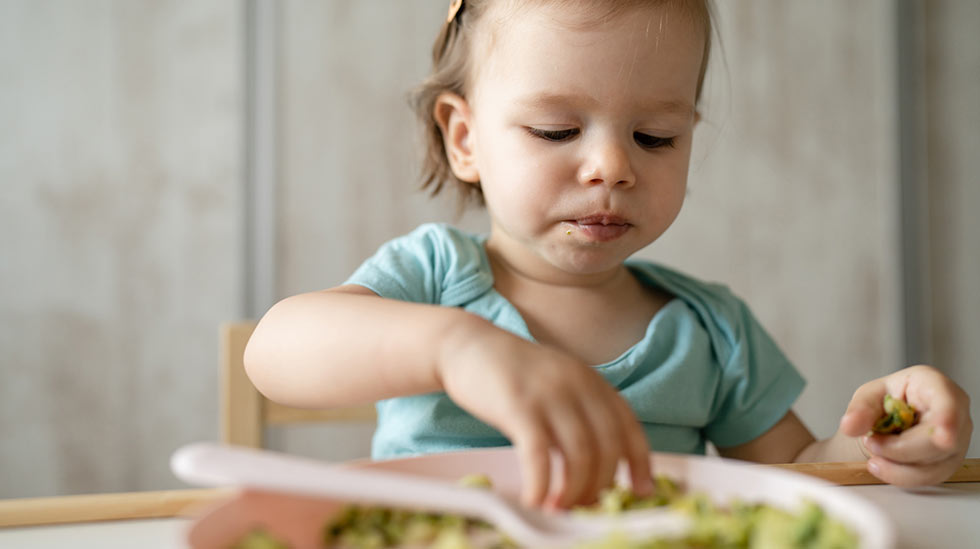 Yritä jättää lapselle mahdollisimman paljon tilaa, aikaa ja mahdollisuuksia tehdä ja syödä itse – vain niin on mahdollista oppia. (Kuva: iStock)