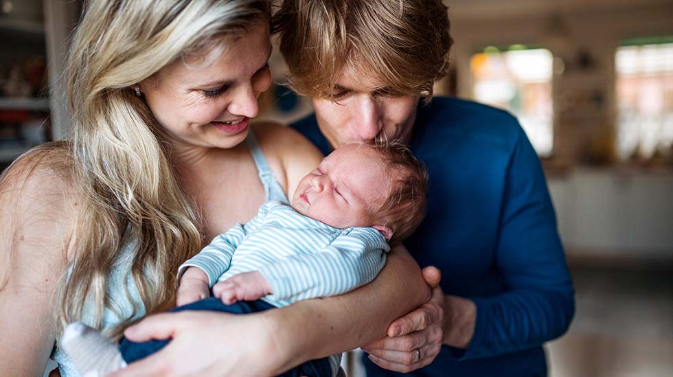 Vanhemmuus ja vauvanhoito voi olla uuvuttavaa – miten tuette toisianne ja mistä saatte tukea erityisesti silloin, kun voimat ovat vähissä? (Kuva: iStock)